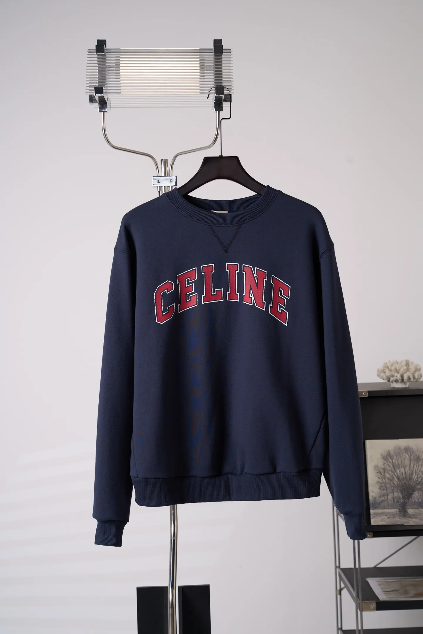 [Real auction] Celine/Céline Paris letter printed logo round neck sweatshirt (women's style) [In Stock] S M L custom-dyed densely woven fish scale sheared cotton material, fine and fluffy, soft and skin-friendly. The navy blue base color settles the retro tone, and the burgundy contrasting color evokes the college charm, gently interpreting the casual and free girl's posture. The iconic Celine Paris arch print is placed on the chest of the body, and the Retro school font is layered in contrasting colors, which is neat, full and powerful; the cuffs are embellished with exquisite hand-embroidered logos, which are low-key and hidden in the sleeves, and the light and dark echo each other. The soft dropped shoulders and loose fit take into account relaxation and neat lines. The moderate length flatters the body shape and creates a casual retro college girl silhouette. The style is evident in the details, relaxed yet refined, interpreting the retro accent of contemporary girls. 1. Imported machine embroidery technology uses advanced computer control systems and precision mechanical components to precisely create the iconic TRIOMPHE logo embroidery, with smooth and delicate lines and a full sense of sophistication. 2. Glue printing: Use glue liquid paint to print patterns on the fabric, and bake the fabric to fix the printed pattern. 3. Fermentation washing treatment: The fabrics have been fermentation washing, which makes the hand feel and texture better, is not easy to deform, shrink, and fade, and maintains long-term beauty and loose fit.